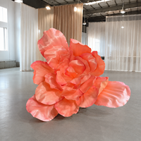 Sculpture géante de fleur de pivoine orange corail en papier, fleur artificielle pour décoration d'événements de mariage, présentation florale commerciale