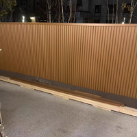Panneaux de persiennes de mur cannelés Co-extrudé extérieur de revêtement de mur cannelé par grain en bois imperméable