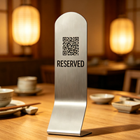 2026 Venta al por mayor de números de asiento de restaurante personalizados de acero inoxidable con grabado láser triangular para mesa tipo carpa
