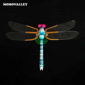 Momovalley descubre los intrincados patrones del arte de la naturaleza mientras las libélulas dinámicas gigantes se encienden y se sumergen en el aire - Product Image 3
