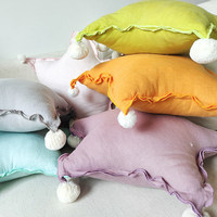 Coussin en lin pour l'exportation européenne et américaine, oreiller triangulaire nordique fait main avec pompons et étoile unie
