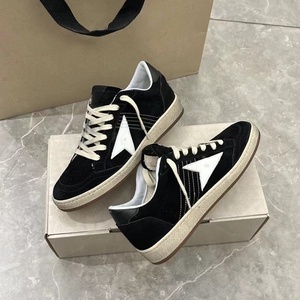 Zapatillas de Diseño de Piel Genuina de Ganso Blanco Antideslizantes y Cómodas, Estilo Skateboard, Doradas con Efecto Desgastado - Product Image 4