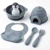 Ensemble d'alimentation pour bébé en silicone personnalisé sur le thème de l'hiver : bol pingouin, tasse igloo, bavoir flocon de neige, cuillère et fourchette – sans BPA – Vaisselle pour tout-petits