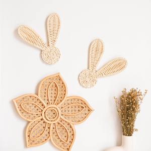 Décoration d'enfant en forme de fleur en rotin fait main - Product Image 1