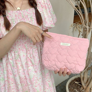 Les sacs cosmétiques de voyage à fermeture éclair matelassés en forme de cœur personnalisables OEM sont prêts à être transportés ensemble - Product Image 2