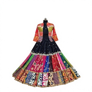 Ensemble de robe traditionnelle indienne brodée pour femmes avec lehenga choli en patchwork coloré, coupe ample, longueur au sol, tenue de mariage - Product Image 1