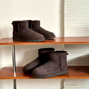 Bottes classiques en peau de mouton pour femmes L.M.G.G, respirantes, à bout rond, bottines chaudes d'hiver avec semelle intermédiaire en EVA et estampage à chaud - Product Image 1