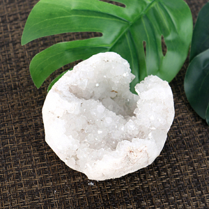 Vente en gros de boules de pierres précieuses sculptées à la main, sphères de géodes en agate blanche naturelle pour la décoration Feng Shui - Product Image 6
