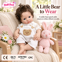 Poupée Reborn en silicone DollDuo de 18 pouces, cheveux bouclés, salopette ours blanc, peinte à la main, réaliste, cadeau de Noël personnalisé pour enfants