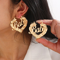 Boucles d'oreilles créatives pour femme en alliage de zinc, motif cœur évidé vintage, design lettre bébé, vente en gros directe d'usine, tendance