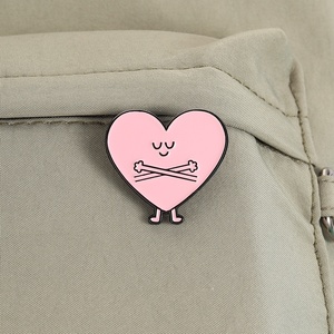 Spilla in smalto a forma di cuore rosa, simpatico personaggio a forma di cuore, distintivo da bavero a forma di cuore, spilla a cuore Kawaii <span class=keywords><strong>per</strong></span> zaini e giacche - Product Image 4