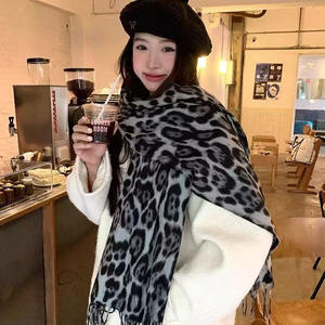 Écharpe en fausse fourrure imprimé léopard en gros - Châle épais à franges, écharpe chaude d'hiver, style coréen vintage pour femme - Product Image 2