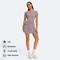 Ensemble deux pièces de tennis 2025 personnalisé pour femme : T-shirt dos nu à col licou et manches courtes, jupe en maille à pétales détachable
