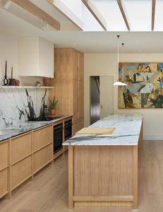 Ensemble de meubles de <span class=keywords><strong>cuisine</strong></span> en chêne clair moderne avec <span class=keywords><strong>grand</strong></span> îlot, plan de travail en marbre, étagère ouverte et rangement intégré, armoires personnalisées - Product Image 2