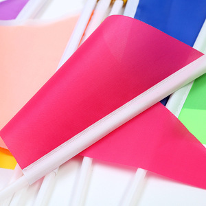 באיכות גבוהה 20*30 ס "מ בד פוליאסטר משולשי דגל קטן בהיר צבעוני בהיר יד מנופף ביד עבור חגיגה קישוט פעילות - Product Image 4