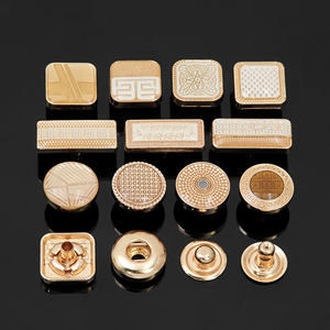 Thobe Abaya Árabe Dorado de Manga Larga con Logotipo Personalizado, Diseños Elegantes, Cierre de Cuatro Botones a Presión - Product Image 2