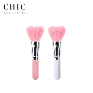 Pinceau cosmétique professionnel en forme de coeur unique utilisé avec le cadeau de vacances de la Saint-Valentin avec marque privée de vente chaude - Product Image 1