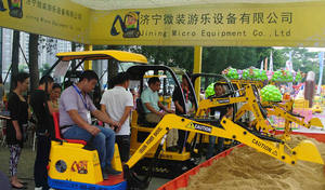 รถขุดไฮดรอลิกขนาดเล็ก ทำจากไฟเบอร์กลาส โลหะ และเหล็ก ทนทาน เหมาะสำหรับสนามเด็กเล่นในร่มและกลางแจ้ง ห้างสรรพสินค้า - Product Image 2