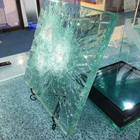 Fenêtre d'observation anti-émeute en verre blindé épaissi haute définition, adaptée aux kiosques de sécurité et aux comptoirs bancaires.