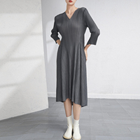 Robe plissée élégante col en V pour femme 2026, manches 3/4, ourlet asymétrique, robe midi plissée coupe ample couleur unie, vente en gros