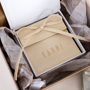 Bolsas de Joyería Personalizadas con Logotipo Impreso, Estilo Ins, Color Gris Beige, Bolsa de Embalaje de Joyería de Microfibra con Lazo - Product Image 2