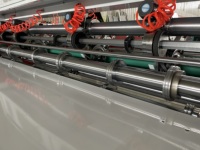 Machine de découpe et de rainurage à lame fine à réglage électrique, pour le traitement du carton ondulé sans bavures