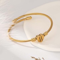 Bracelet extensible en acier inoxydable pour femme XM avec breloque cœur et gravure, bracelet en fil métallique pour femme avec 26 lettres gravées