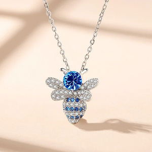Collana con Ciondolo Creativo a Forma di Ape per Donne, Colore Blu Oceano, Catena per Clavicola, Accessorio di Moda Quotidiana - Product Image 1