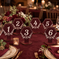 Numéros de table en bois bordeaux avec base découpée florale, numéros de table hexagonaux pour mariage, décoration de réception de fête