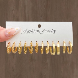 Pendientes de Aro Geométricos de Acero Inoxidable Chapados en Oro de 18K y 24K para Mujer, de Lujo y a la Moda, con Mariposa, Moissanita y Perla - Product Image 4
