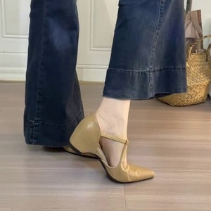 <span class=keywords><strong>Scarpe</strong></span> basse a punta in stile francese <span class=keywords><strong>con</strong></span> tacco nascosto, cinturino sul davanti e design intagliato, ideali per il commuting - Product Image 2