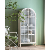 Europäische Retro Vitrine aus massivem weißem Holz mit Türen, Bogen-Schaukasten für Wohnzimmer, Vintage Sideboard, Glas-Weinschrank