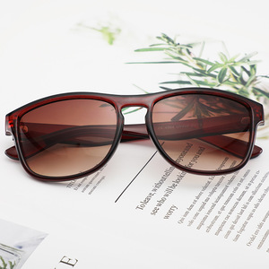 Gafas de sol cuadradas de estilo europeo para mujer, montura de plástico UV400, lentes de PC, protección solar, accesorios de moda, origen Wenzhou - Product Image 1
