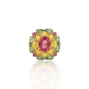 Bague cocktail en or jaune 18 carats avec tourmaline rose et saphirs multicolores, best-seller. Sublimez votre style avec cette bague multioxydes vibrante. - Product Image 3