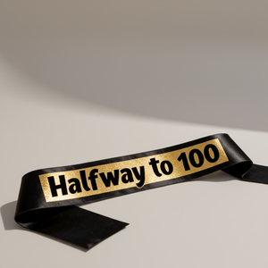 Fascia in raso <span class=keywords><strong>nero</strong></span> e oro con glitter 'Halfway to 100' - Fascia per il 50° compleanno per lui o per lei - Decorazioni per feste - Product Image 5