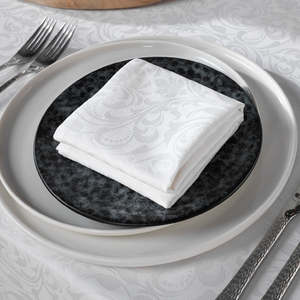 Serviette de table en polyester jacquard damassé floral avec texture tissée et bordure ourlée pour service hôtelier et de restauration - Product Image 1