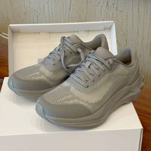 Chaussures de sport de luxe pour hommes et femmes, de haute qualité, respirantes, en mesh, chaussures décontractées pour hommes et femmes, style running et marche - Product Image 1