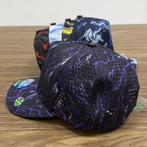 Casquette de golf personnalisée camouflage violet, motif tourbillon liquide, impression numérique imperméable, 5 panneaux, perforations laser, respirante, visière incurvée pour hommes - Product Image 3