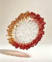 Geëmbosseerd glazen charger plate met gerimpelde bloemenrand, goud-bordeaux kleurovergang, decoratieve bord, fruitbord, snackbord