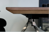 Table de conférence multi-niveaux en contreplaqué marin, design modulaire, construction bois+acier pour les salles de réunion de bureau