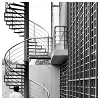 Escalier en colimaçon moderne Prima en acier au carbone, gain de place, avec rampe en verre pour villa, maison, escaliers en spirale commerciaux