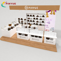 Kiosque de présentation de chapeaux en bois blanc sur mesure avec auvent doré, étagères à niveaux, vitrine à bijoux et éclairage intégré pour la mode