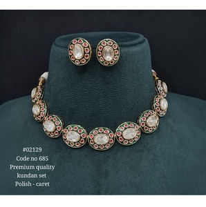 Ensemble de collier Kundan avec finition or et mehendi 02129 avec boucles d'oreilles assorties pour femmes, bijoux de mariage pour occasions festives - Product Image 3