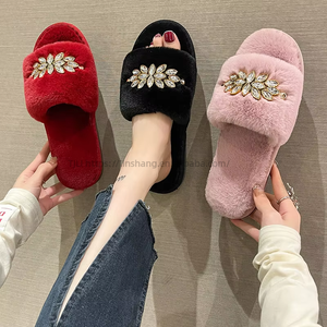 Chaussons en TPR de haute qualité pour femmes, pantoufles en fourrure, chaussons tendance, chaussons d'extérieur, chaussons chauds de haute qualité - Product Image 1