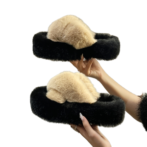 Pantuflas de moda para mujer, abiertas, estampadas, con forro de piel sintética, de felpa suave y esponjosa, para el hogar, tipo sandalia, al por mayor - Product Image 1
