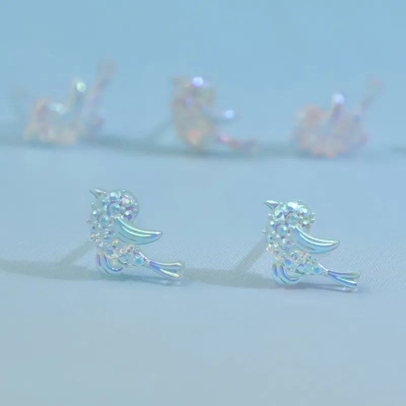 Pendientes de resina hipoalergénicos para mujer, aretes pequeños transparentes con diseño de pájaro mágico, piercing, aguja para la oreja, ideal para estudiantes