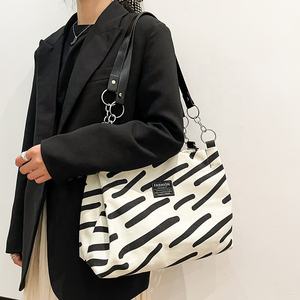 Sac fourre-tout à bandoulière décontracté coréen de luxe avec rayures zébrées, imprimé cerise, chaînes de grande capacité, sangle Pu, sac fourre-tout avec étiquette en tissu - Product Image 3