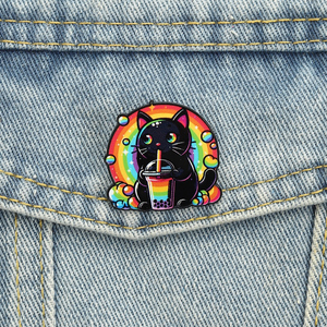 Spille smaltate Gatto Nero Arcobaleno, Spilla Gatto Psichedelico Kawaii, Spilla Bobo Milk Tea con Perle, Distintivo da Bavero, Gioielli all'ingrosso - Product Image 1