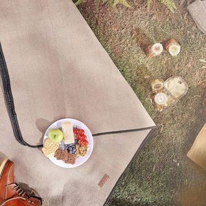 Tapis de pique-nique et de camping personnalisé en polaire simple face avec poignée en cuir PU à chevrons carrés, idéal pour les best-sellers - Product Image 3