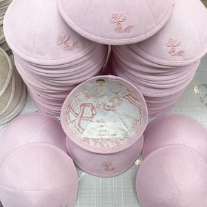 Vente en gros <span class=keywords><strong>de</strong></span> Kippa Yarmulke Judaica à 4 panneaux en lin respirant avec broderie personnalisée, pour Bar Mitzvah et Mariage <span class=keywords><strong>Juif</strong></span>, Fournisseur <span class=keywords><strong>de</strong></span> logos personnalisés - Product Image 1